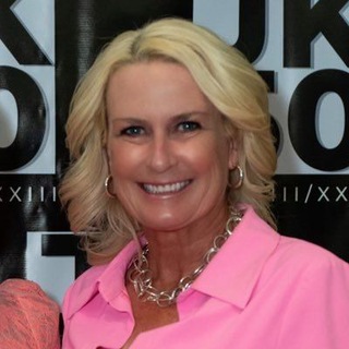 Julie Kelly 🇺🇲